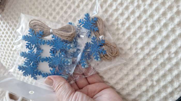 Фотография покупателя товара Прищепки декоративные новогодние «Снежинки» золотые, 6 шт. - Фото 1