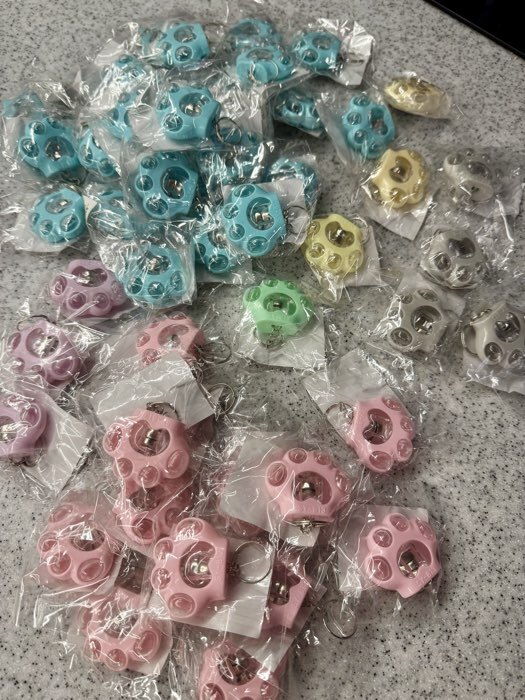 Фотография покупателя товара Фонарик брелок для ключей на кольце «Лапка», 1 режим, 3 LR41, 3.5×4 см, МИКС - Фото 2