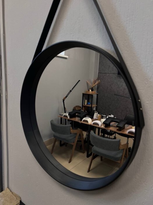 Фотография покупателя товара Зеркало настенное круглое «Клик Мебель» Black Leather, на кожаном ремне, d=52 см, цвет чёрный - Фото 1