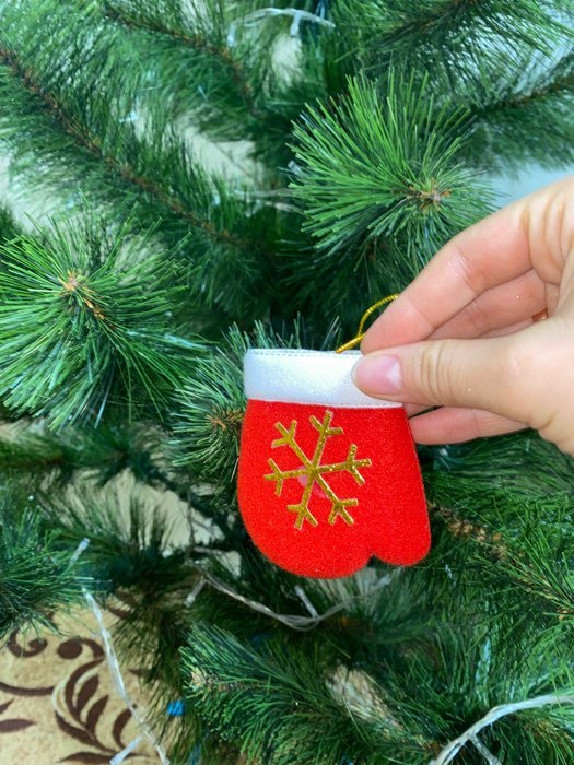 Фотография покупателя товара Мягкая подвеска "Варежка с золотой снежинкой" 8х6 см, красный