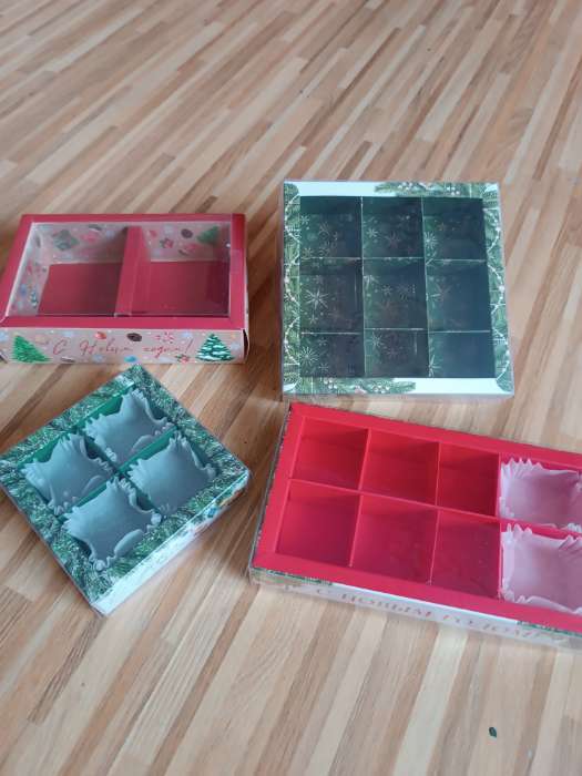 Фотография покупателя товара Коробка под 9 конфет с ячейками «Новогодний городок», 14.5×14.5×3 см - Фото 2
