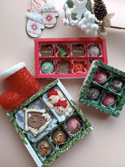 Фотография покупателя товара Коробка под 9 конфет с ячейками «Новогодний городок», 14.5×14.5×3 см - Фото 3