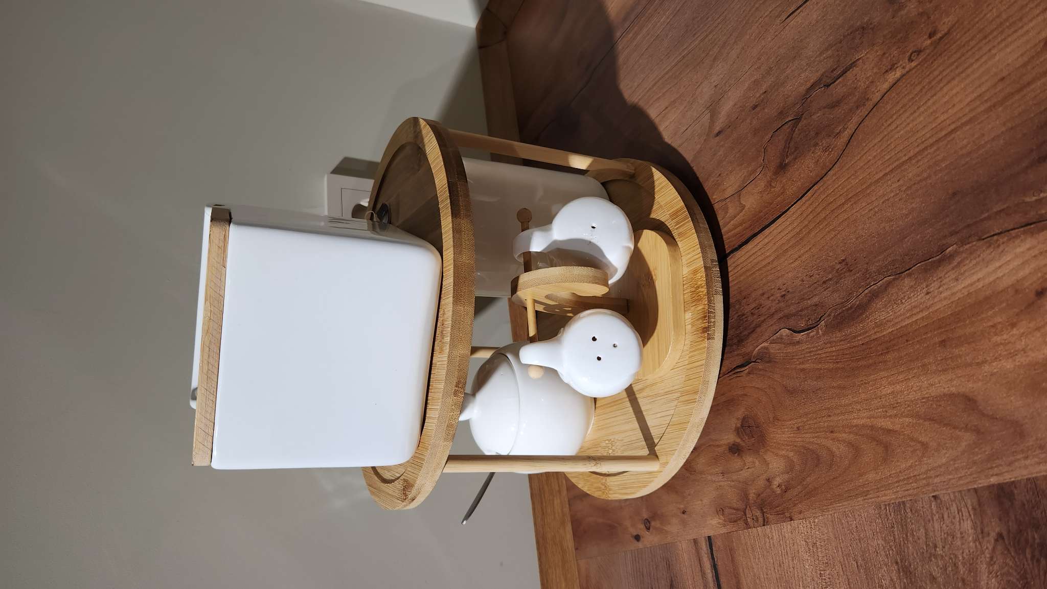 Фотография покупателя товара Набор для специй BellaTenero «Баночки», солонка 110 мл, перечница 110 мл, на бамбуковой подставке-держателе, фарфор, белый - Фото 1