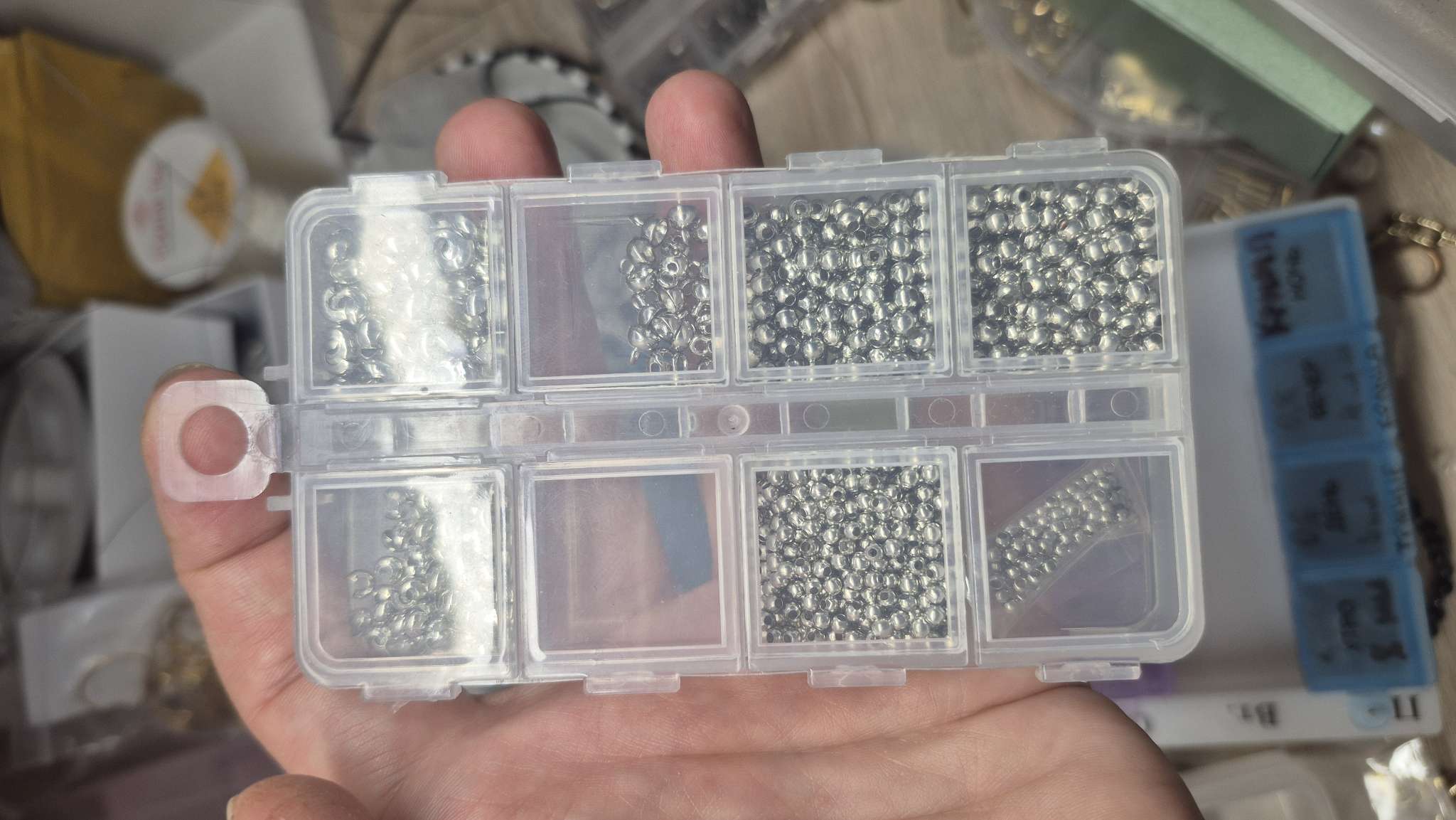 Фотография покупателя товара Органайзер для хранения мелочей, 8 ячеек, с подвесом, 11×6.3×1.5 см, прозрачный - Фото 2