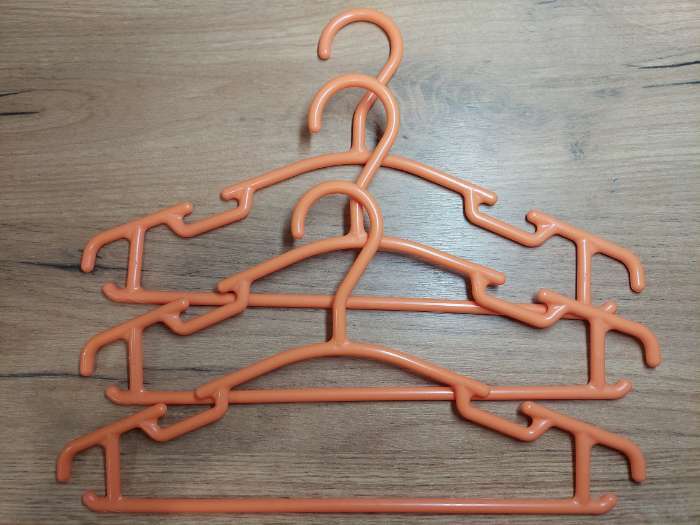 Фотография покупателя товара Плечики - вешалки для одежды Доляна, 26×15 см, 6 шт., детские, оранжевые - Фото 1