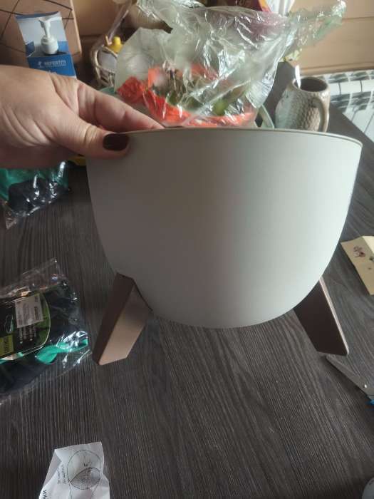 Фотография покупателя товара Кашпо для цветов на ножках «Флориан», 5.5 л (4.2 л), d=25 см, h=18.5 см, со вставкой, белый ротанг - Фото 2