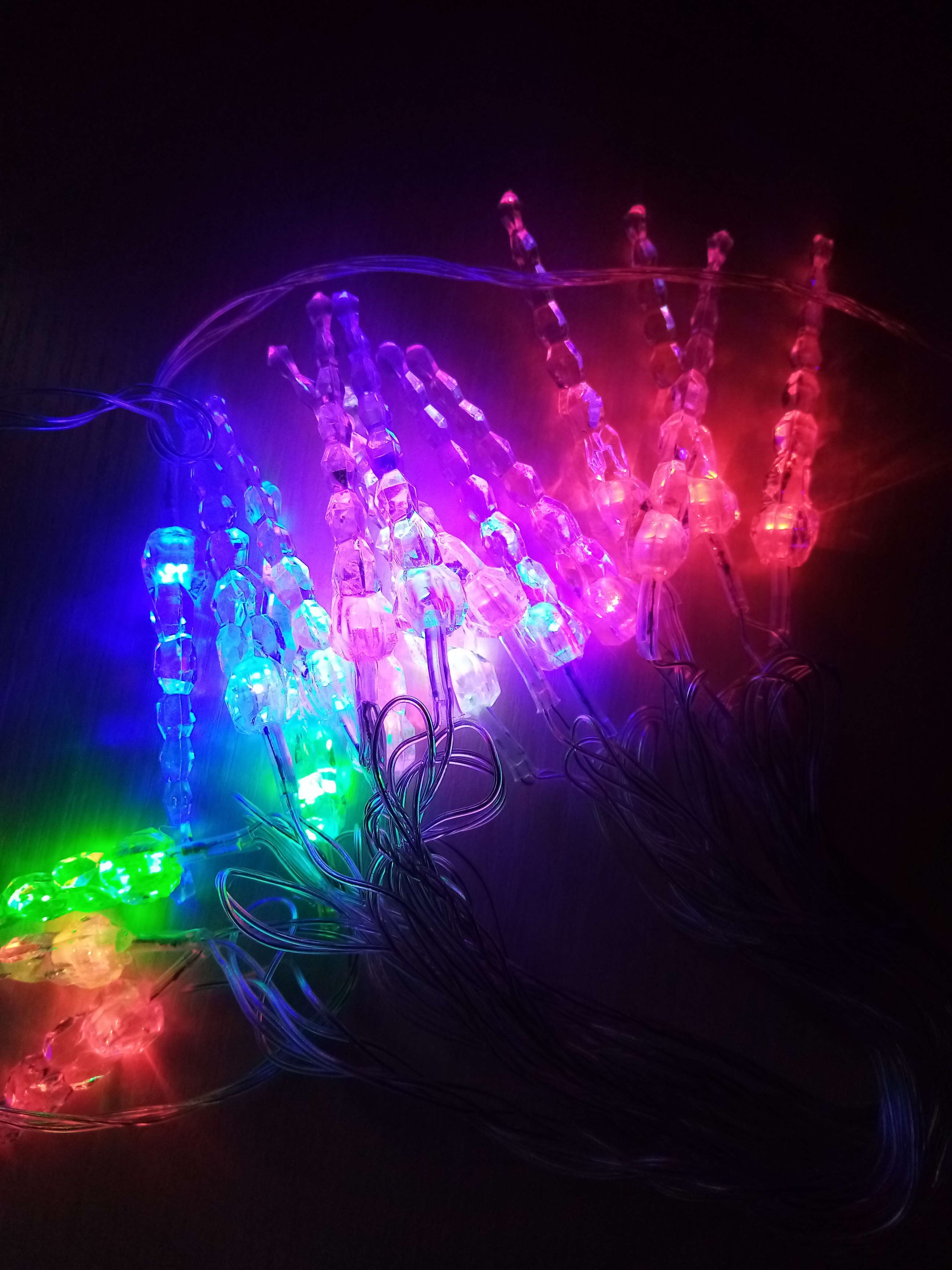 Фотография покупателя товара Гирлянда «Нить» 5 м с насадками «Сосульки тающие», IP20, прозрачная нить, 20 LED, свечение мульти (RG/RB), мигание, 220 В
