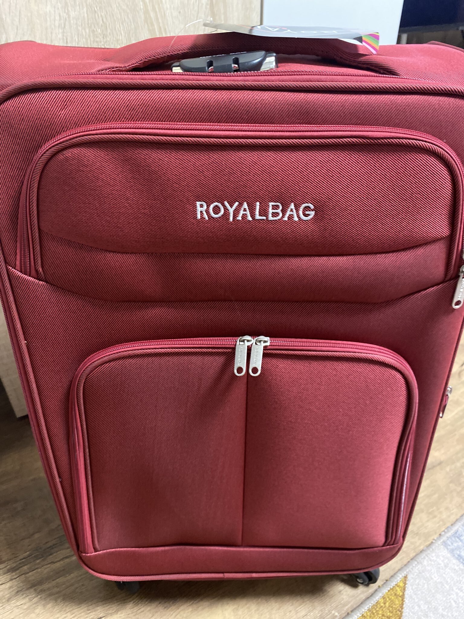 Фотография покупателя товара УЦЕНКА Чемодан на колёсах средний 60 л (M), на молнии, с увеличением, кодовый замок, 4 колеса, красный - Фото 2