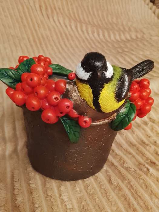Фотография покупателя товара Декоративное кашпо для цветов «Птичка на шляпе с ягодами», 1.5 л, 20×16 см, полистоун - Фото 2