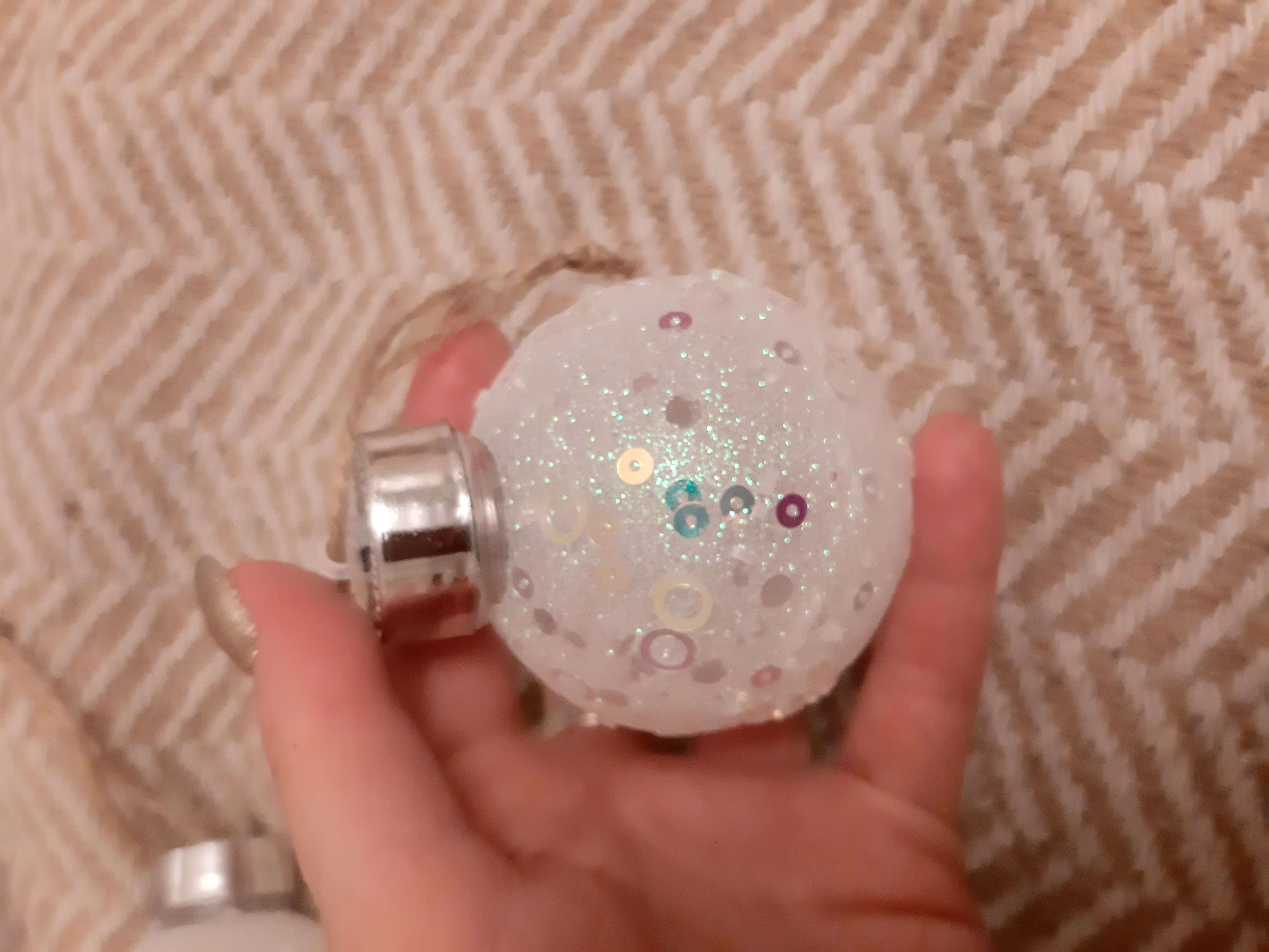 Фотография покупателя товара Набор ёлочных шаров «Звёзды и кольца» 2 шт., батарейки, 1 LED, свечение RGB - Фото 2