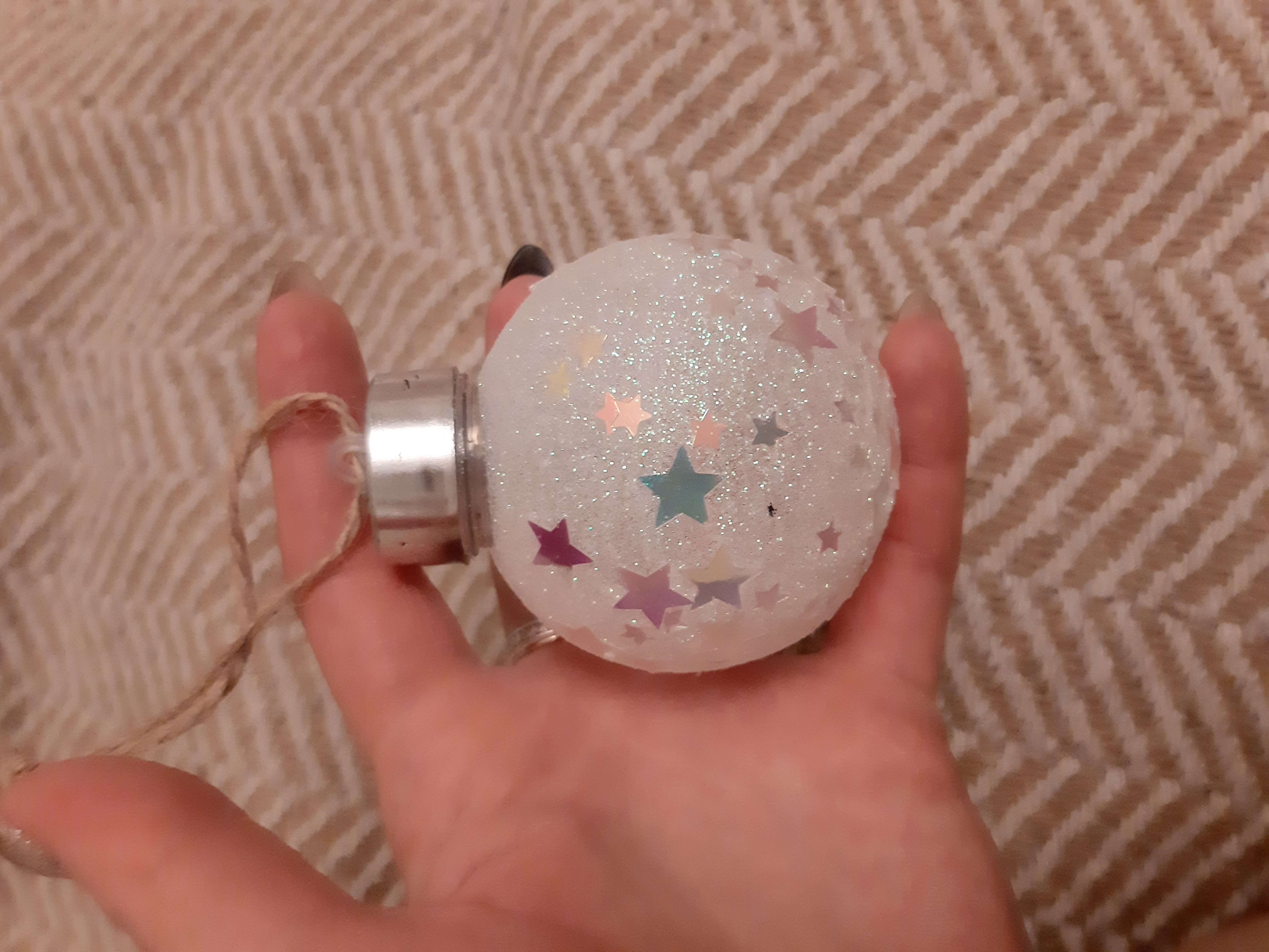 Фотография покупателя товара Набор ёлочных шаров «Звёзды и кольца» 2 шт., батарейки, 1 LED, свечение RGB