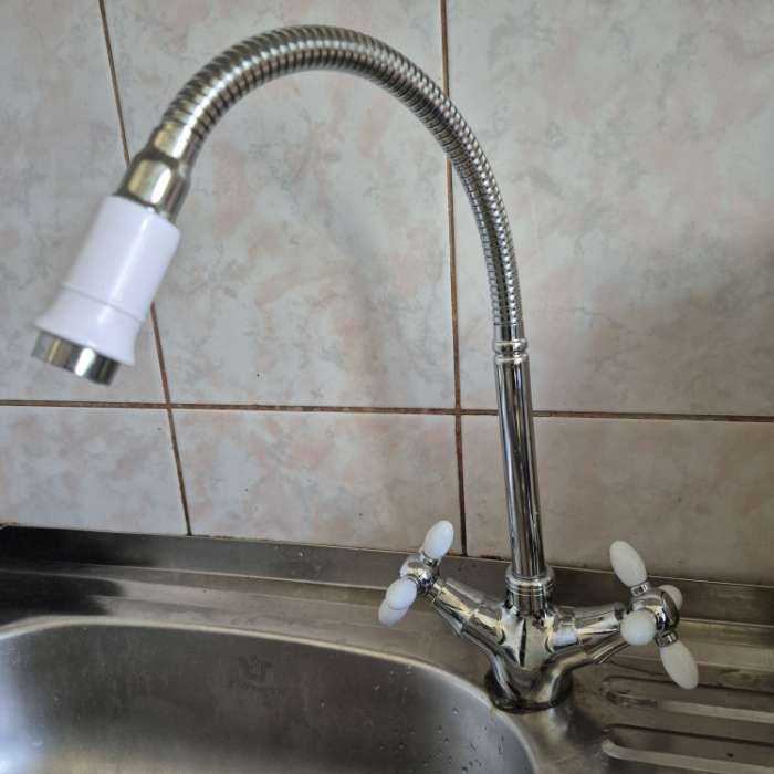 Фотография покупателя товара Смеситель для кухни ZEIN ZC2033, гибкий излив, кран-букса латунь 1/2", белый/хром - Фото 5