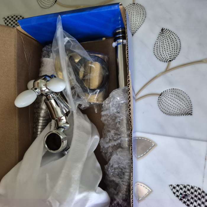 Фотография покупателя товара Смеситель для кухни ZEIN ZC2033, гибкий излив, кран-букса латунь 1/2", белый/хром - Фото 2