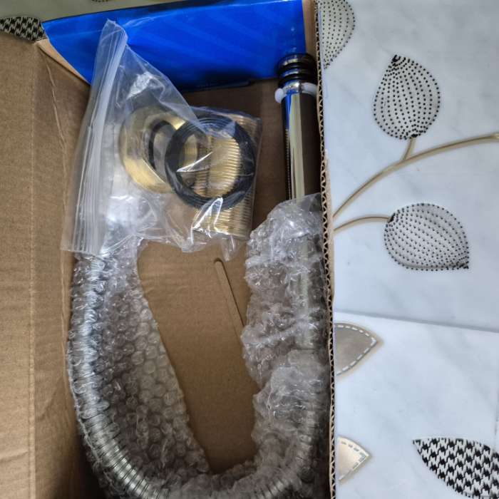 Фотография покупателя товара Смеситель для кухни ZEIN ZC2033, гибкий излив, кран-букса латунь 1/2", белый/хром - Фото 3