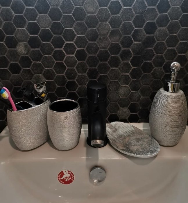 Фотография покупателя товара Набор аксессуаров для ванной комнаты «Камилла», 4 предмета (мыльница, дозатор для мыла 480 мл, 2 стакана), цвет серебро - Фото 2