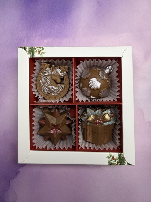 Фотография покупателя товара Коробка под 4 конфеты новогодняя с ячейками «Еловый аромат», 10×10×3 см - Фото 7
