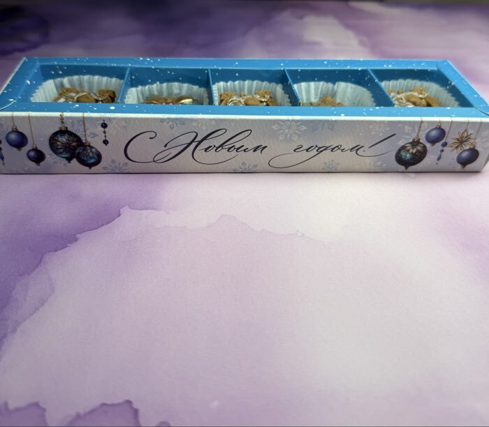 Фотография покупателя товара Коробка под 5 конфет новогодняя с ячейками «Золотые снежинки», 6×23×3 см - Фото 4