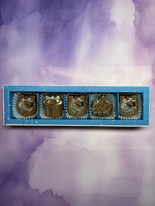 Фотография покупателя товара Коробка под 5 конфет новогодняя с ячейками «Золотые снежинки», 6×23×3 см - Фото 3