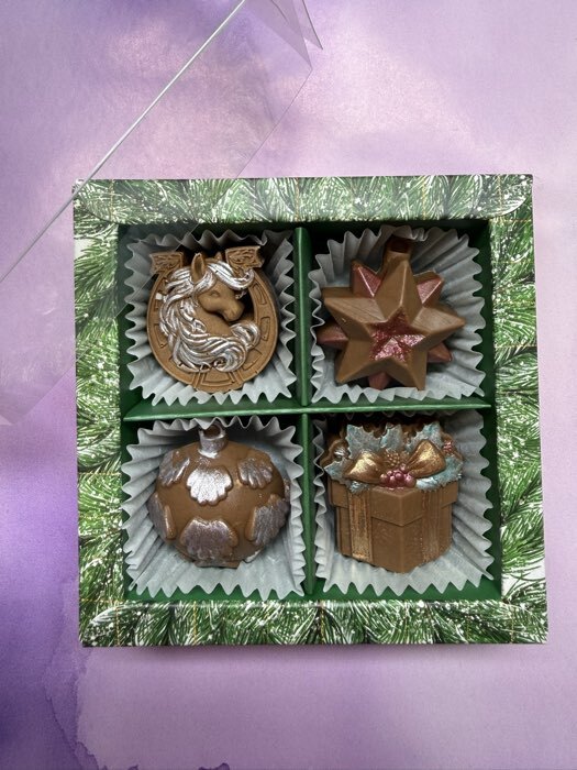Фотография покупателя товара Коробка под 4 конфеты новогодняя с ячейками «Еловый аромат», 10×10×3 см - Фото 3