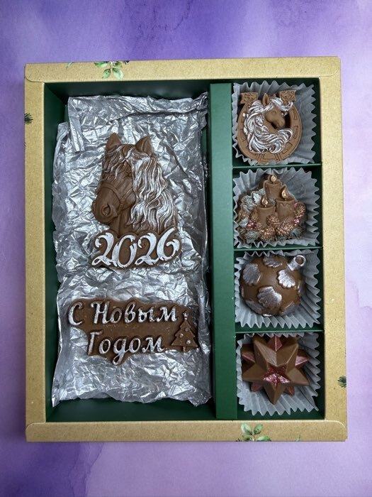 Фотография покупателя товара Коробка под 4 конфеты и шоколад с ячейками «С Новым годом!» 18×15×3 см - Фото 2