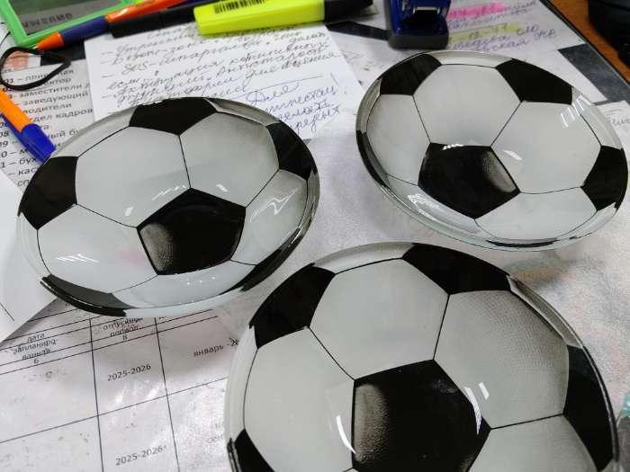 Фотография покупателя товара Салатник Доляна «Мяч», 200 мл, 12×2.5 см, стекло, чёрный, белый - Фото 1