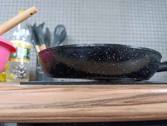 Фотография покупателя товара Сковорода Доляна «Первый дом», d=28 см, кованый алюминий, антипригарное покрытие, индукция, чёрная - Фото 7