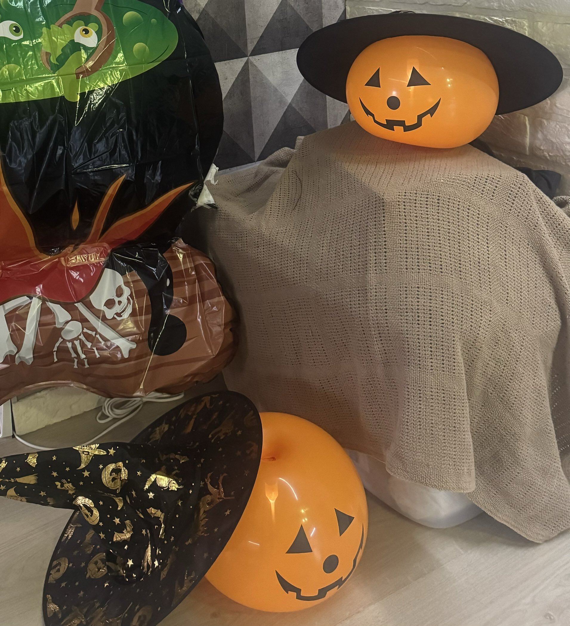 Фотография покупателя товара Воздушный шар латексный на Хэллоуин 12" «Тыква со светом», под воздух - Фото 1