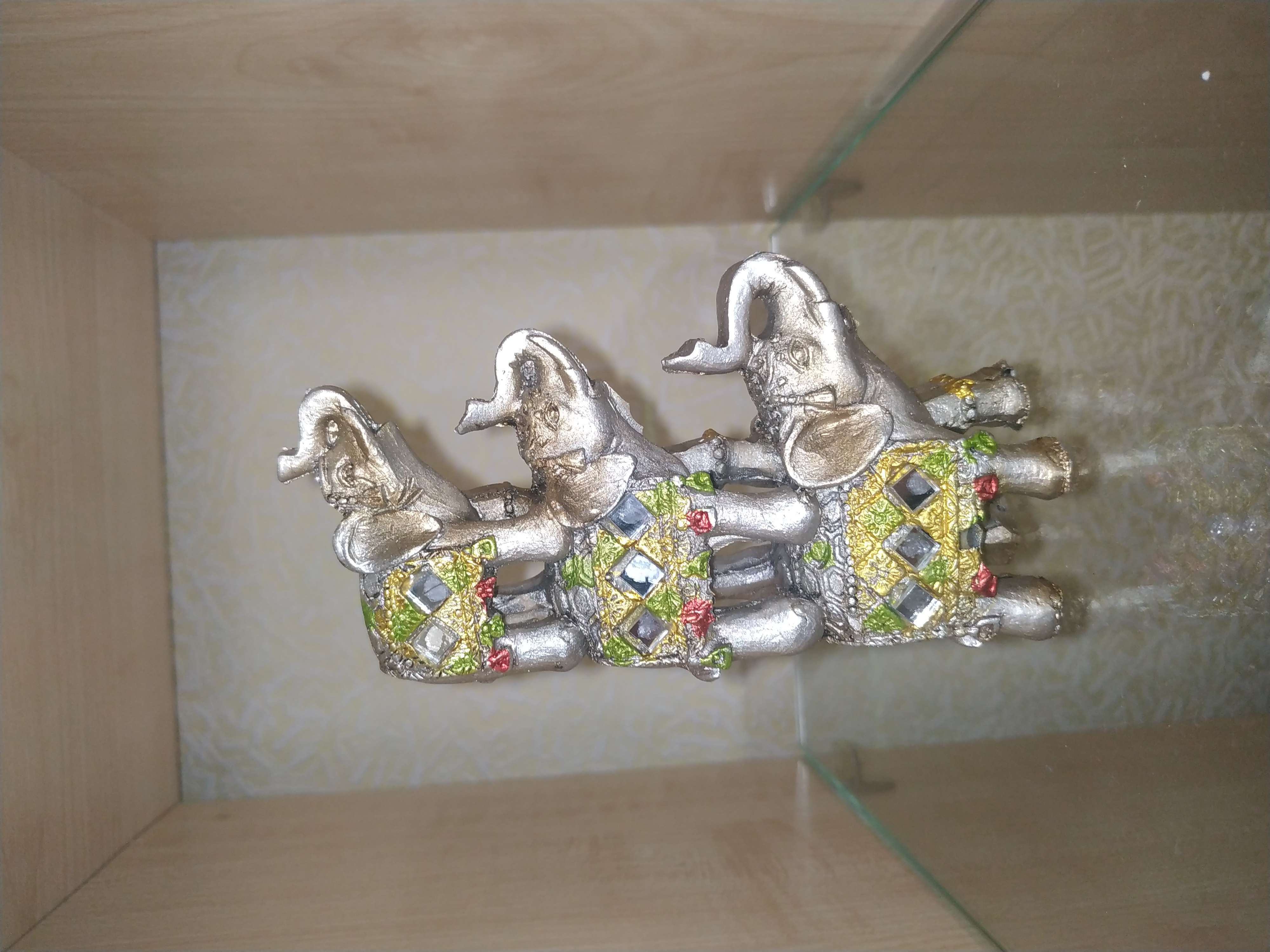 Фотография покупателя товара Фигурка полистоун «Пирамида из 3-х слонов в попонах с бахромой», 11.8×6.7×2.8 см - Фото 1