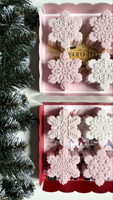 Фотография покупателя товара Коробка для кондитерских изделий с пластиковой крышкой «С Новым годом», 15×15×3 см - Фото 3