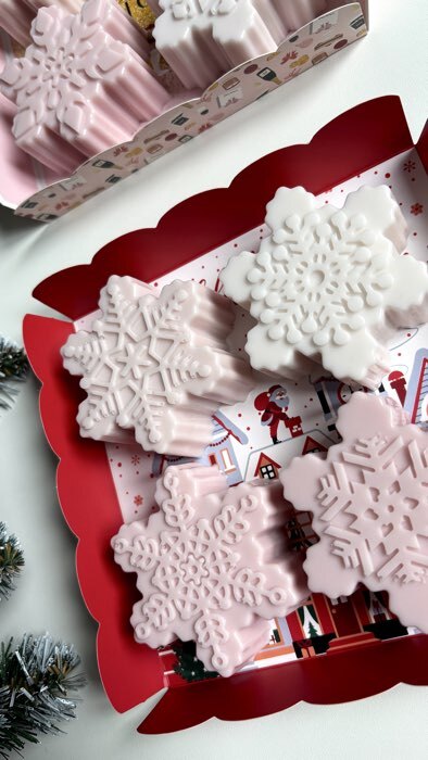 Фотография покупателя товара Коробка для кондитерских изделий с пластиковой крышкой «С Новым годом», 15×15×3 см - Фото 1