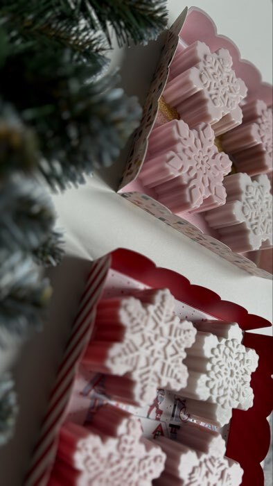 Фотография покупателя товара Коробка для кондитерских изделий с пластиковой крышкой «С Новым годом», 15×15×3 см - Фото 2