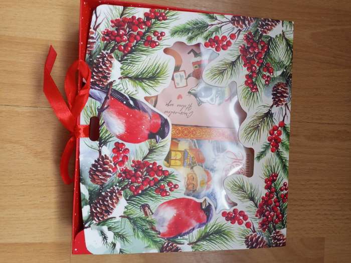 Фотография покупателя товара Коробка подарочная новогодняя складная «Снежинки» 20×18×5 см - Фото 3