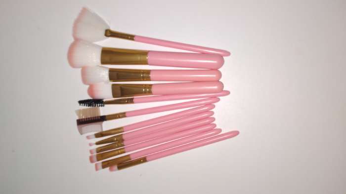 Фотография покупателя товара Набор кистей для макияжа, 12 предметов, футляр, цвет розовый