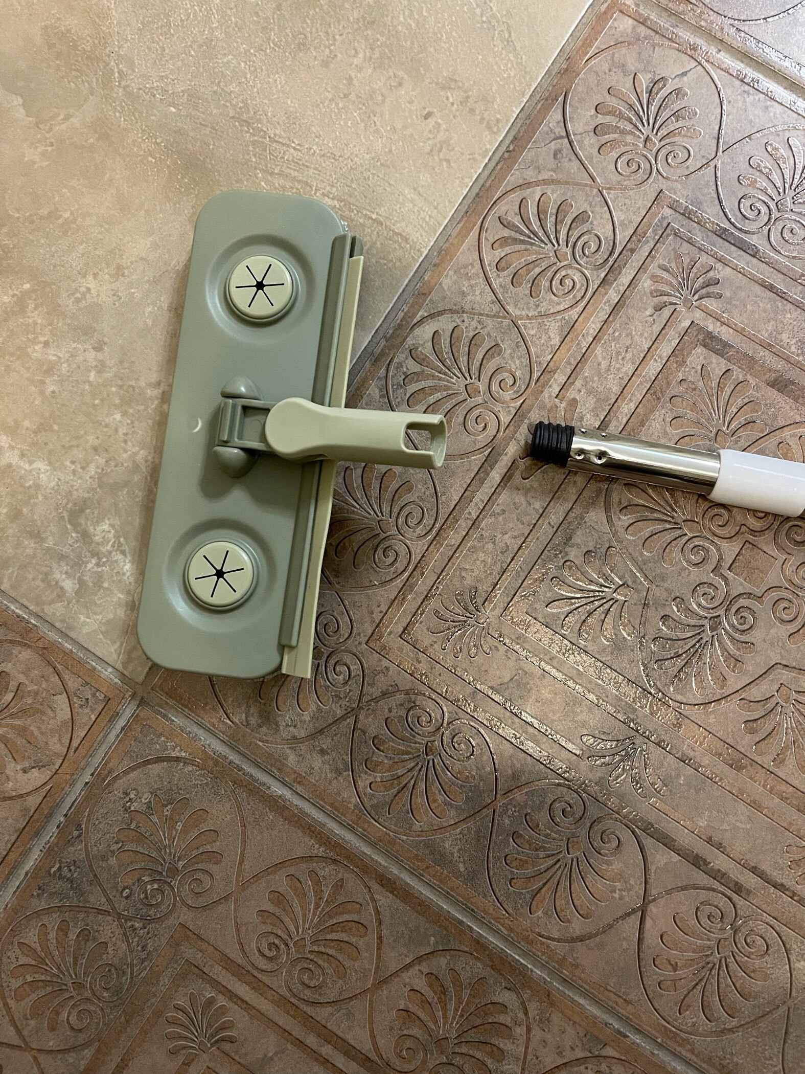 Фотография покупателя товара Щётка для окон Raccoon, телескопическая нержавеющая ручка 77(123) см, силиконовый сгон 22 см, велюровая насадка 22×7 см, цвет МИКС - Фото 2