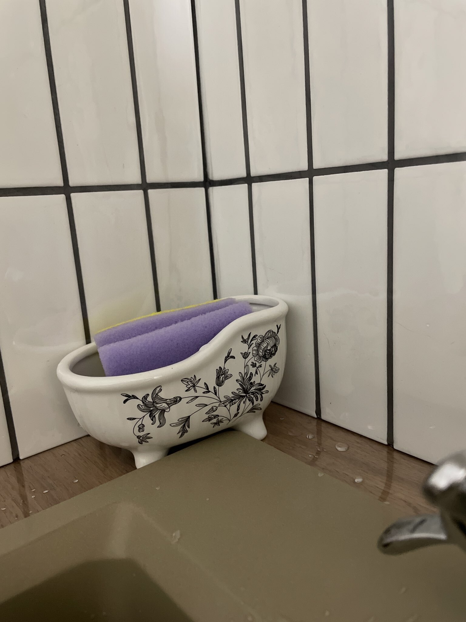 Фотография покупателя товара Подставка с губкой Доляна «Переплетение», 250 мл, белая - Фото 1