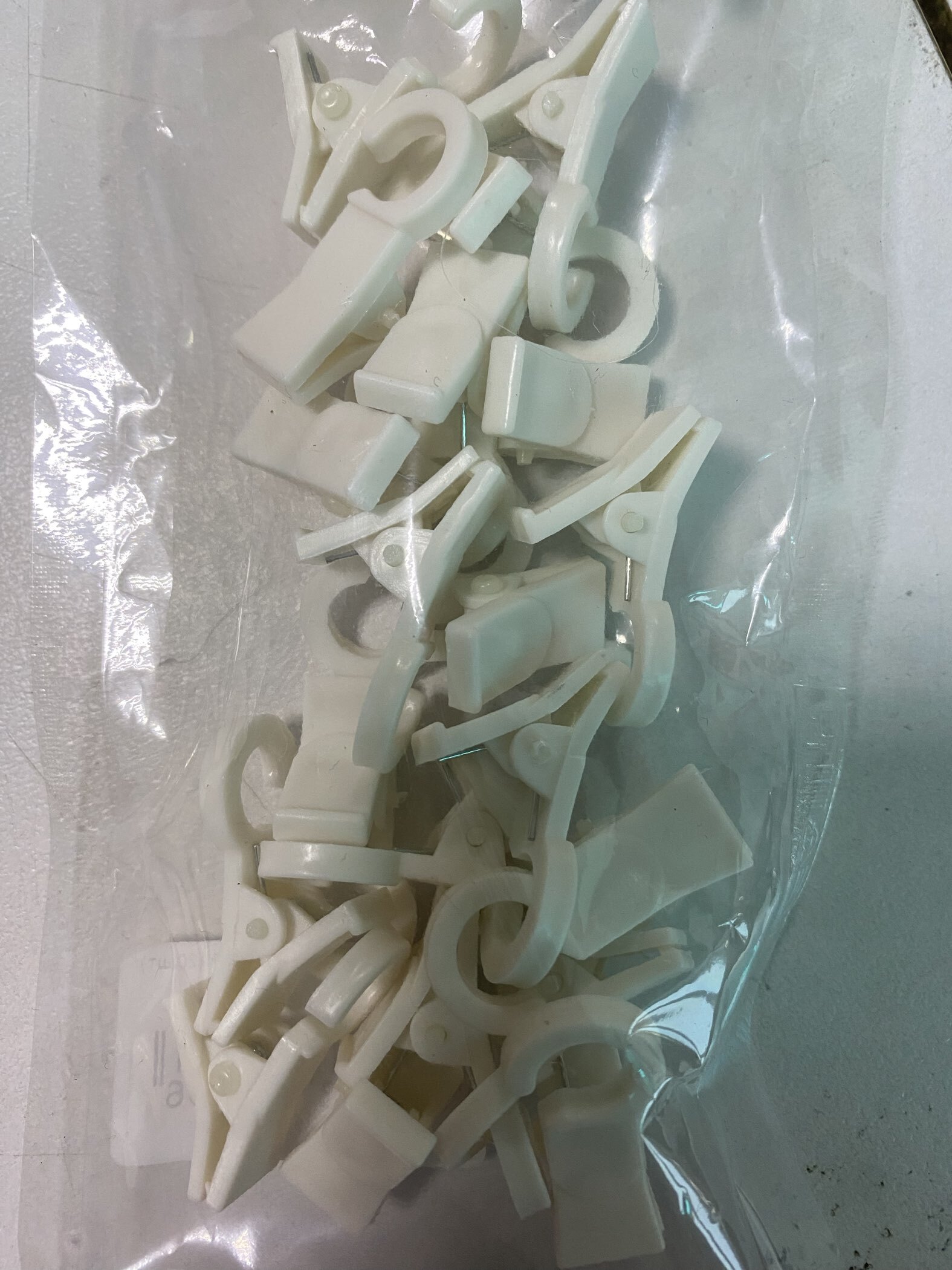 Фотография покупателя товара Зажим для штор, на кольцо, 35×20 мм, цвет белый, цена за 1 штуку - Фото 1