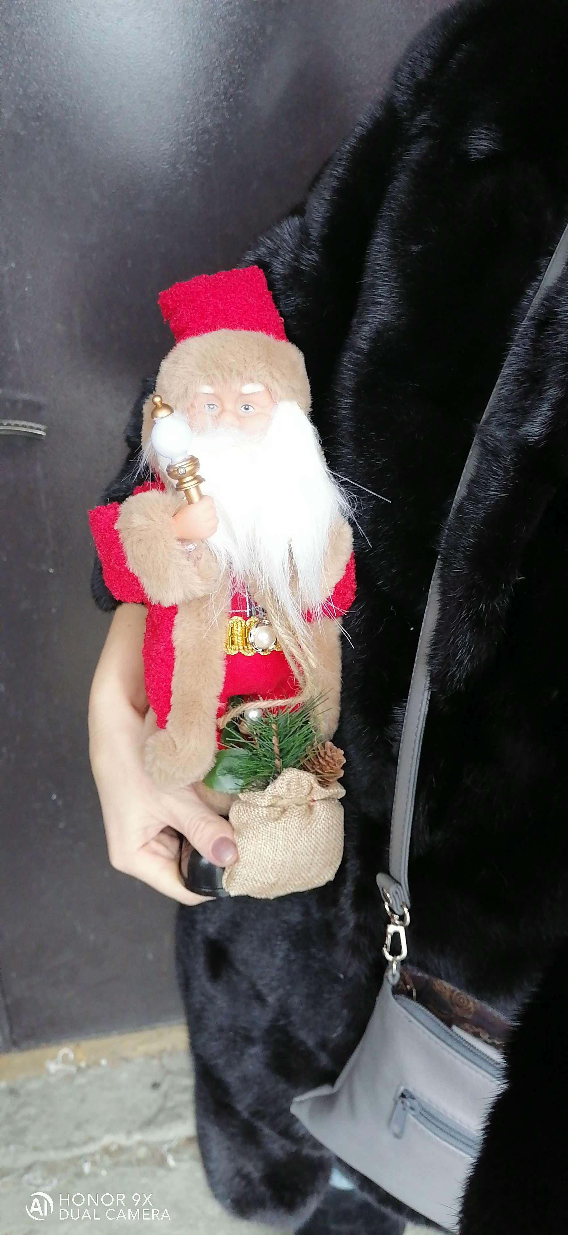 Фотография покупателя товара Дед Мороз "В красно-белой шубке в клетку с подарками" двигается, 17х30 см - Фото 2