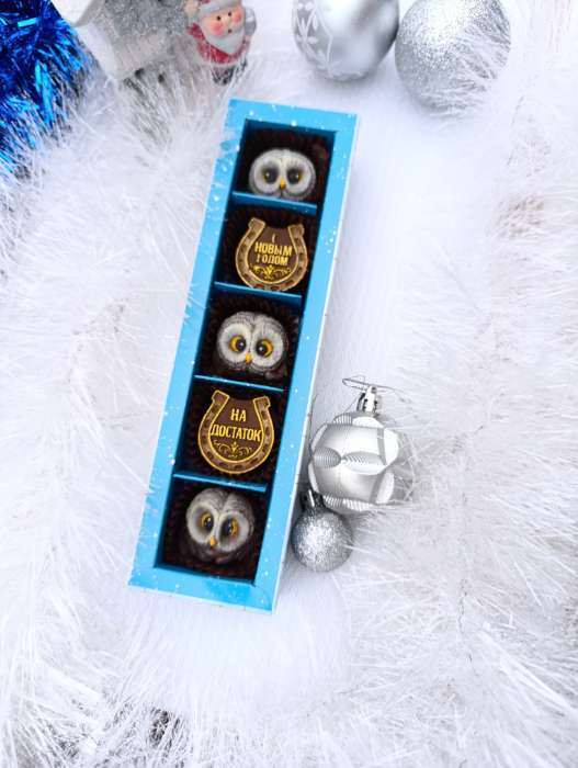 Фотография покупателя товара Коробка под 5 конфет новогодняя с ячейками «Золотые снежинки», 6×23×3 см - Фото 2