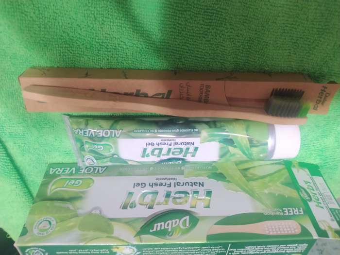 Фотография покупателя товара Набор Dabur Herb'l Aloe Vera: зубная паста с экстрактом алоэ вера, 150 г + зубная щётка - Фото 2