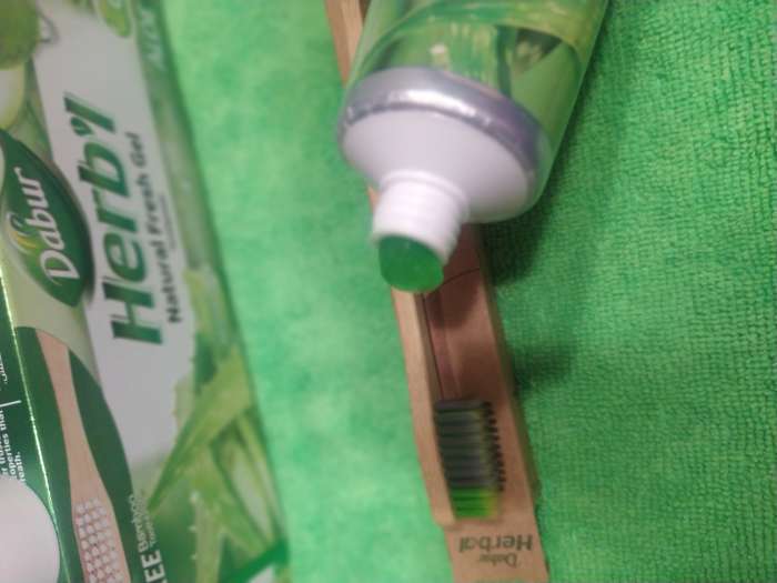 Фотография покупателя товара Набор Dabur Herb'l Aloe Vera: зубная паста с экстрактом алоэ вера, 150 г + зубная щётка - Фото 1