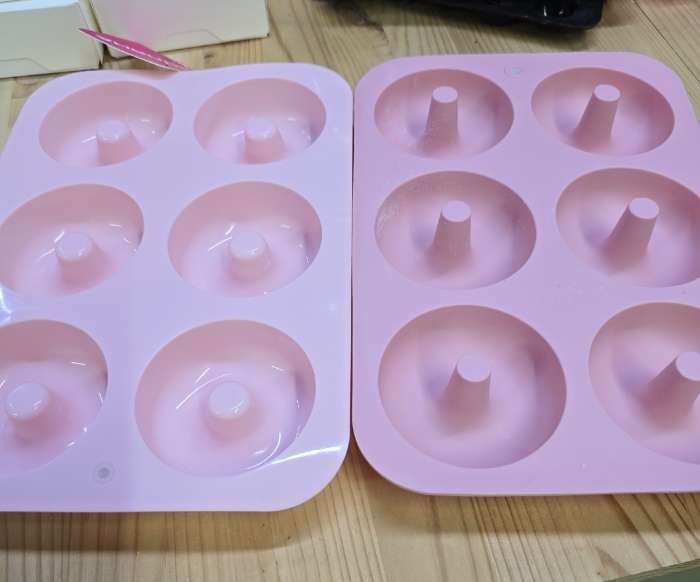 Фотография покупателя товара Форма для выпечки Доляна «Пончик», силикон, 26×18×2.5 см, 6 ячеек (d=7 см), розовая - Фото 30