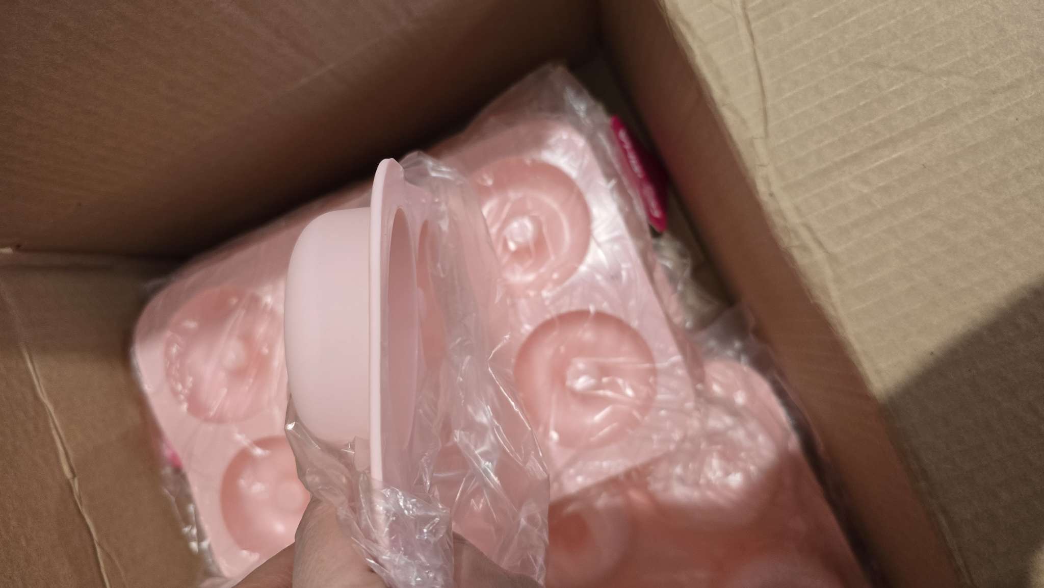 Фотография покупателя товара Форма для выпечки Доляна «Пончик», силикон, 26×18×2.5 см, 6 ячеек (d=7 см), розовая - Фото 29