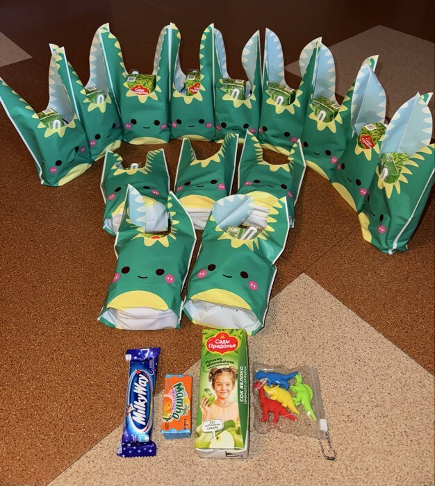 Фотография покупателя товара Пакет полиэтиленовый подарочный с ушками «Радость», 13×23 см - Фото 2