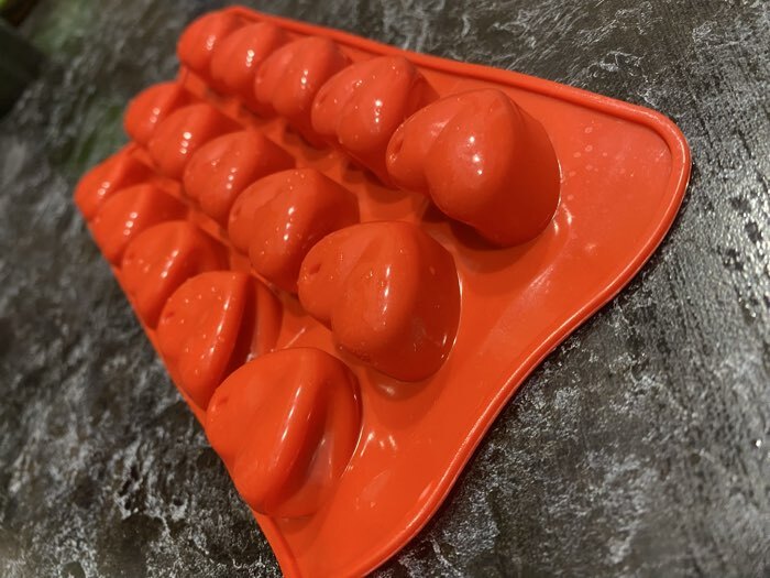 Фотография покупателя товара Форма для конфет и шоколада Доляна «Сердечки», силикон, 20.5×10 см, 15 ячеек (3×2.6 см), МИКС - Фото 31