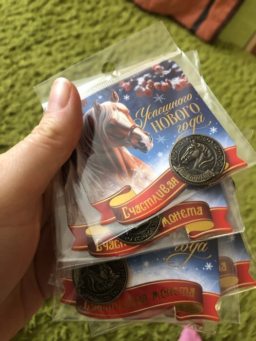 Фотография покупателя товара Монета новогодняя сувенирная «На рост дохода», латунь, диам 2.5 см - Фото 2