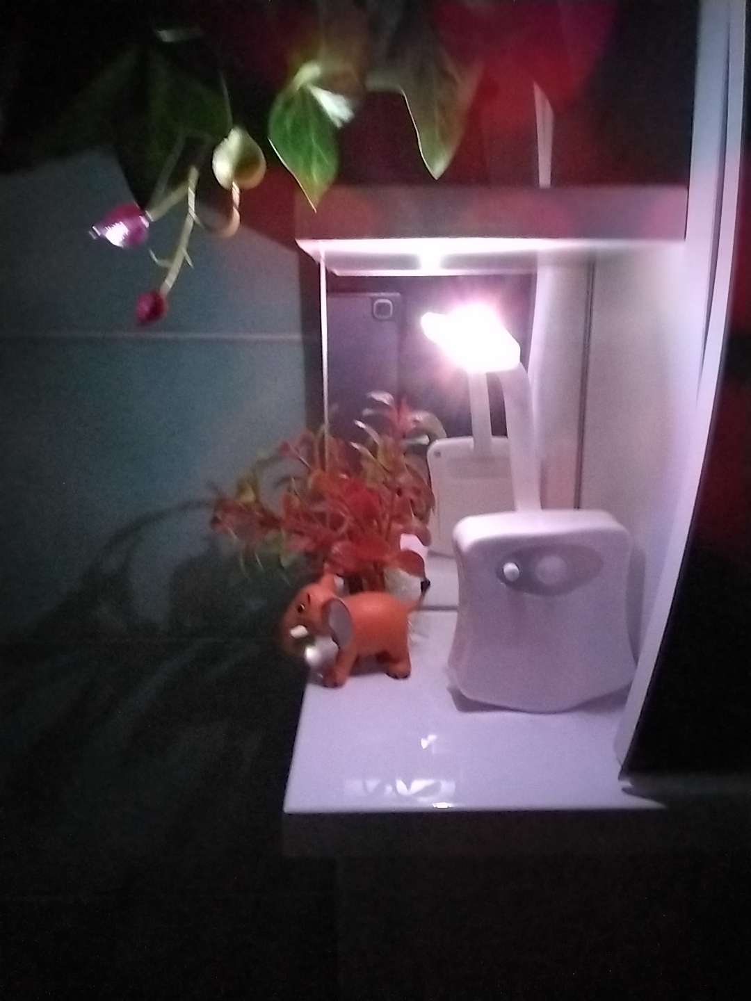 Фотография покупателя товара УЦЕНКА Светильник для туалета с датчиком движения, RGB, 3 Вт, IP68, от батареек 3×AAA, белый - Фото 1