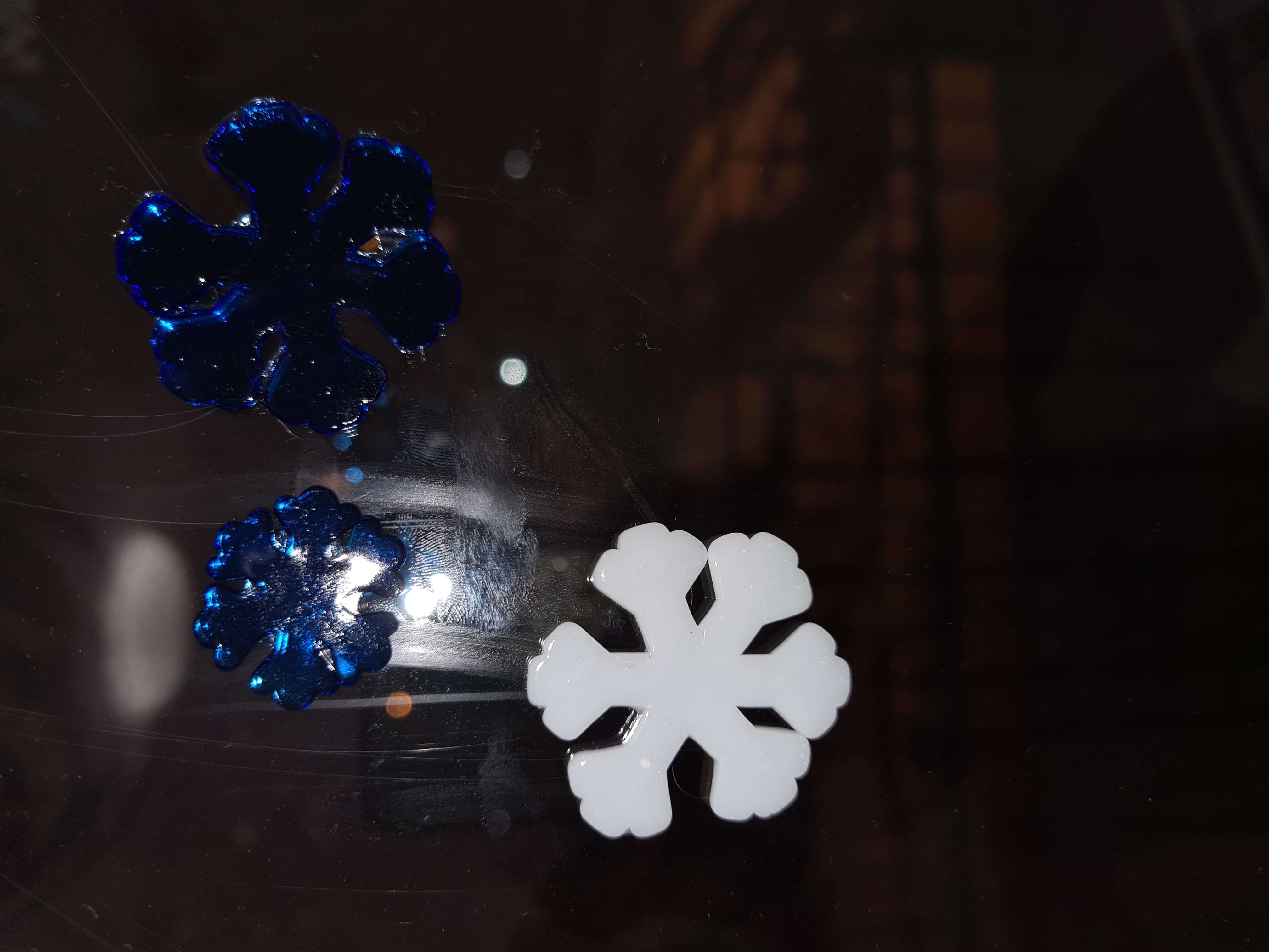 Фотография покупателя товара Наклейка на стекло "Белые и синие снежинки" (набор 9 шт) 12,5х12,5 см, сине-белый