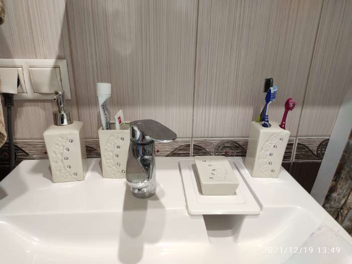 Фотография покупателя товара Набор аксессуаров для ванной комнаты Доляна «Цветочный барельеф», 4 предмета (дозатор 270 мл, мыльница, 2 стакана 210 мл), цвет белый - Фото 9