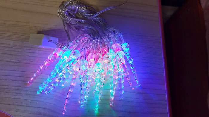 Фотография покупателя товара Гирлянда «Нить» 5 м с насадками «Сосульки тающие», IP20, прозрачная нить, 20 LED, свечение мульти (RG/RB), мигание, 220 В