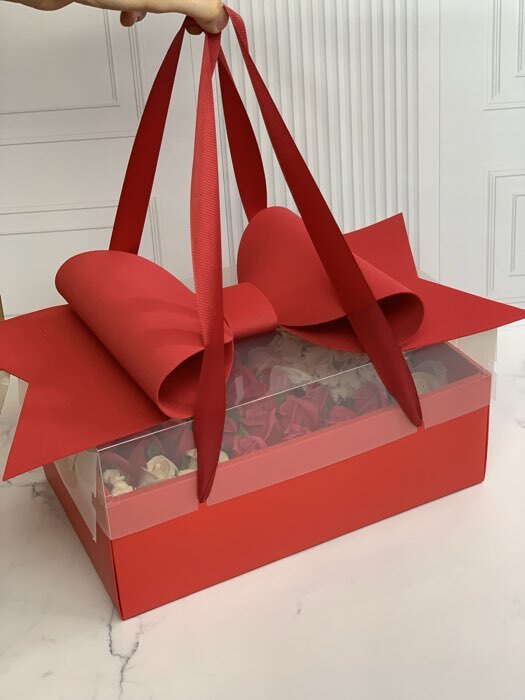 Фотография покупателя товара Коробка подарочная с бантом, ручками и прозрачной крышкой, сиреневая, 35×21×15 см - Фото 2